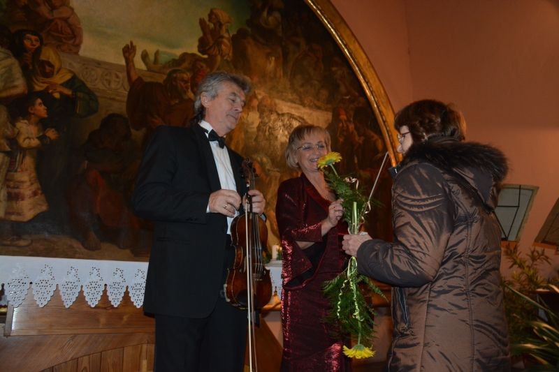 děkovačka, ses. Konvičná | Benefiční adventní koncert Jiřího a Ivony Jahodových 12.12.2013