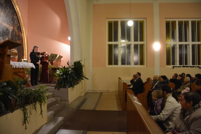 Jahodovi a posluchači z boku | Benefiční adventní koncert Jiřího a Ivony Jahodových 12.12.2013
